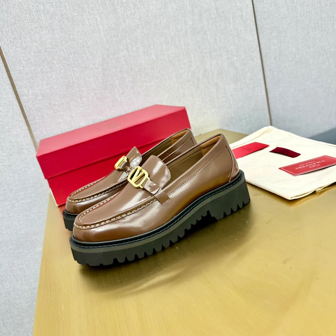 👟👟Ex-factory price 560👟👟 2024【VALENTINO】Valentino's early spring fashionable slip-on loafers are hot new🆕 Versatile style with temperament💃🏻 Slay the whole audience immediately when you put them on [Love] The ultra-simple design is more timeless and attractive! Fashionable and neat feeling, it is a magic tool for increasing your height and slimming down ✨ The shoe collar is specially added with anti-wear latex! You won't feel tired after walking all day long🦶🏻 The upper is made of open-edge beaded cowhide material and paired with a calfskin lining, which is full of texture! 👿Bottom thickness 4.0cm 👿Color: Black Brown 👿Size: 35-40 Factory ready supply